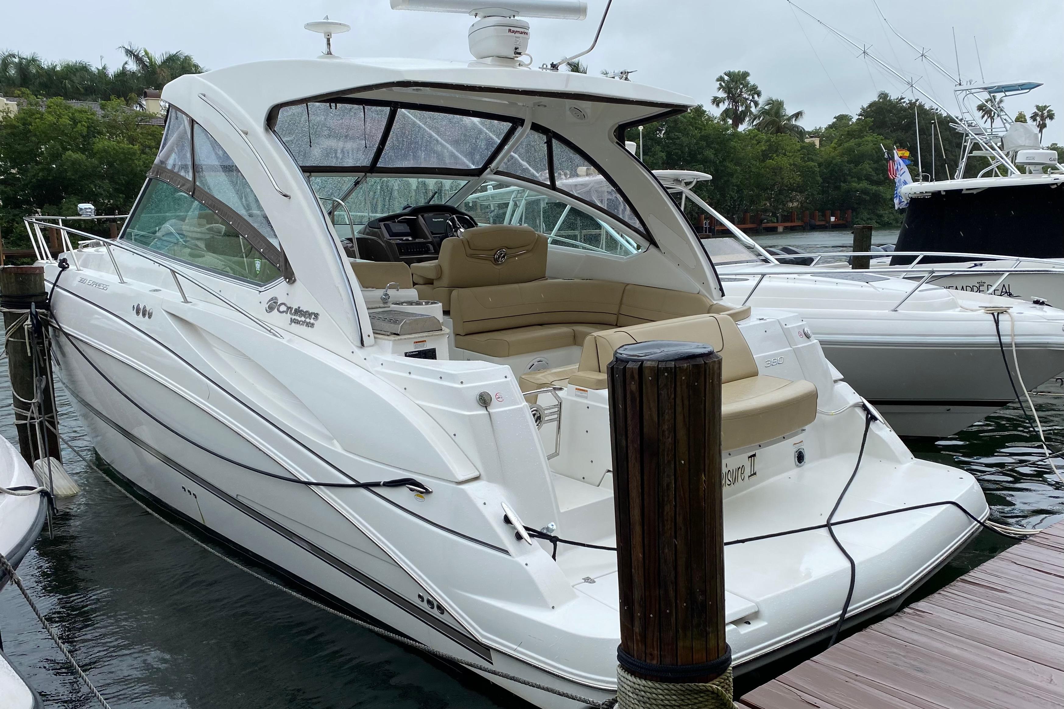 2013 Cruisers Yachts 380 Express