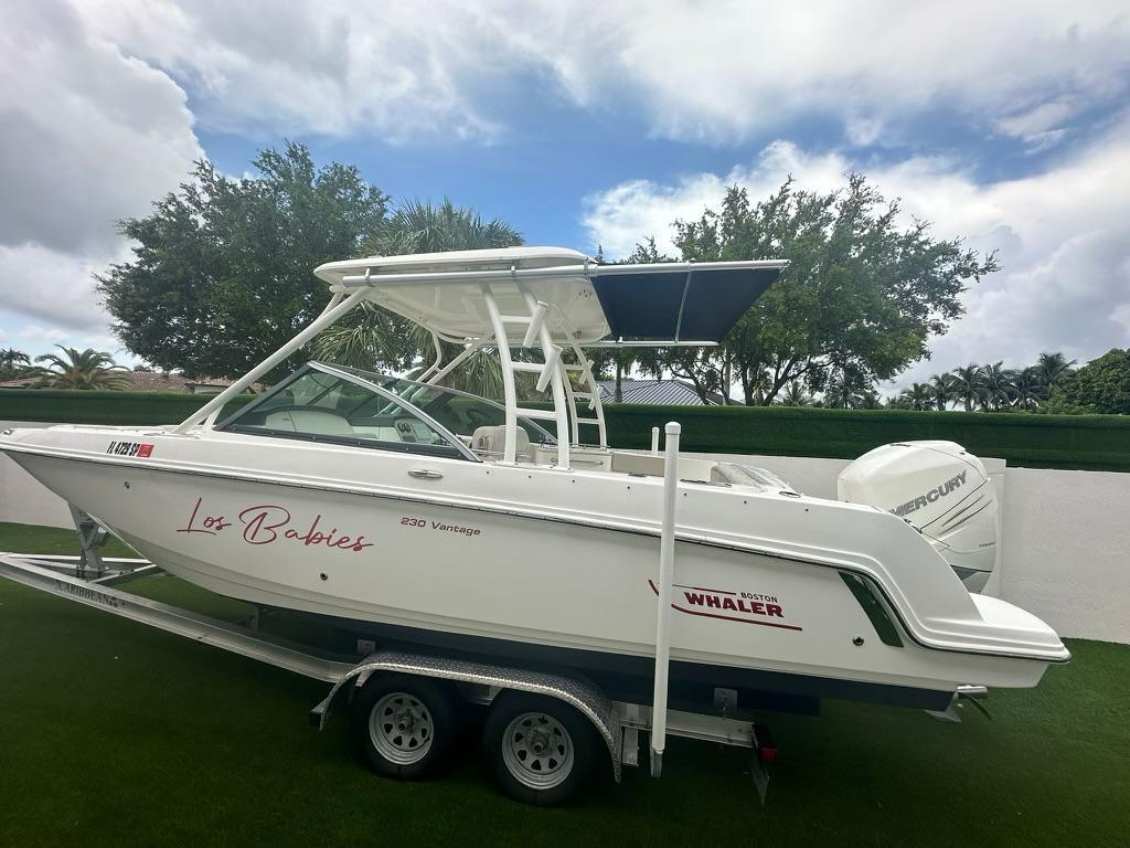2020 Boston Whaler 230 Vantage