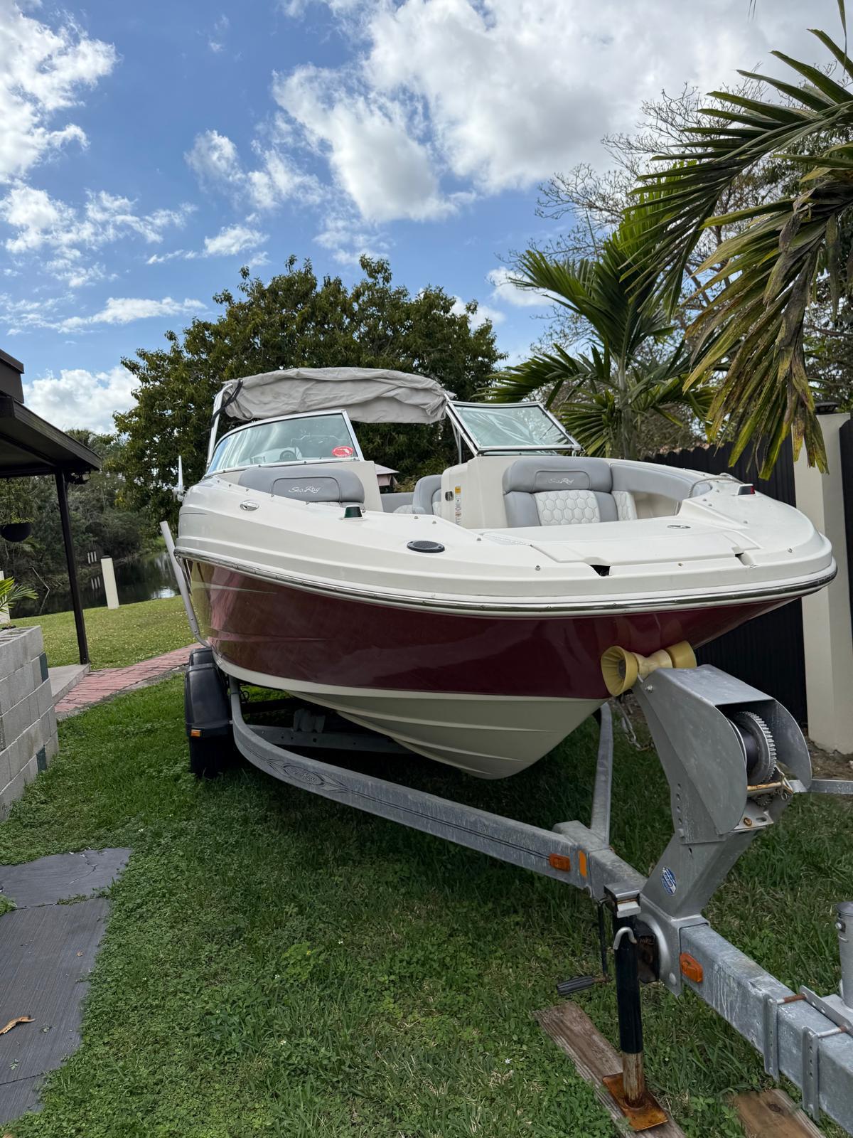 2010 Sea Ray 220 Sundeck