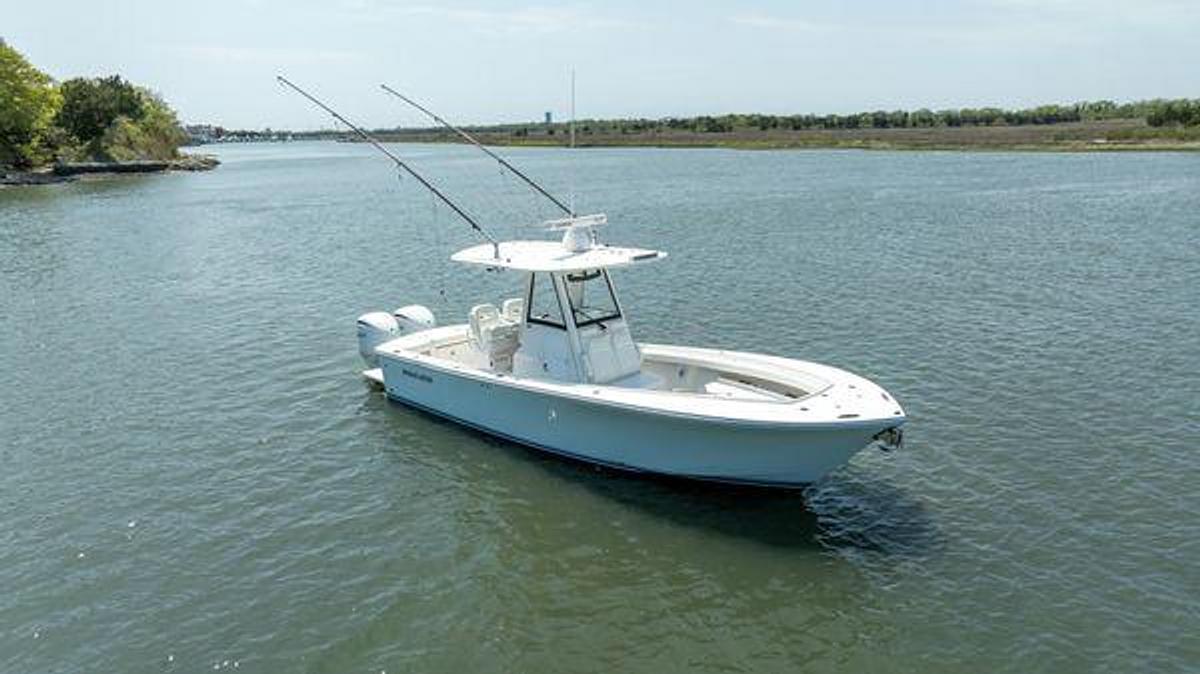 2021 Regulator 28 Forward Seating Center Console