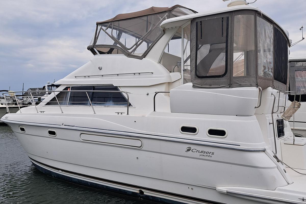 1999 Cruisers aft cabin