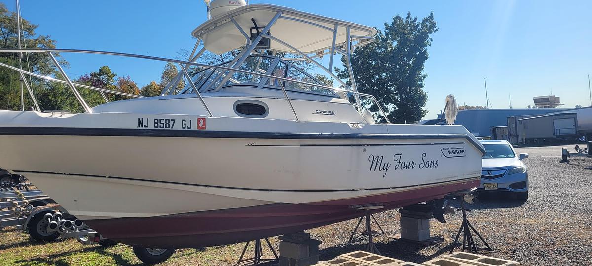 1999 Boston Whaler 23 Conquest