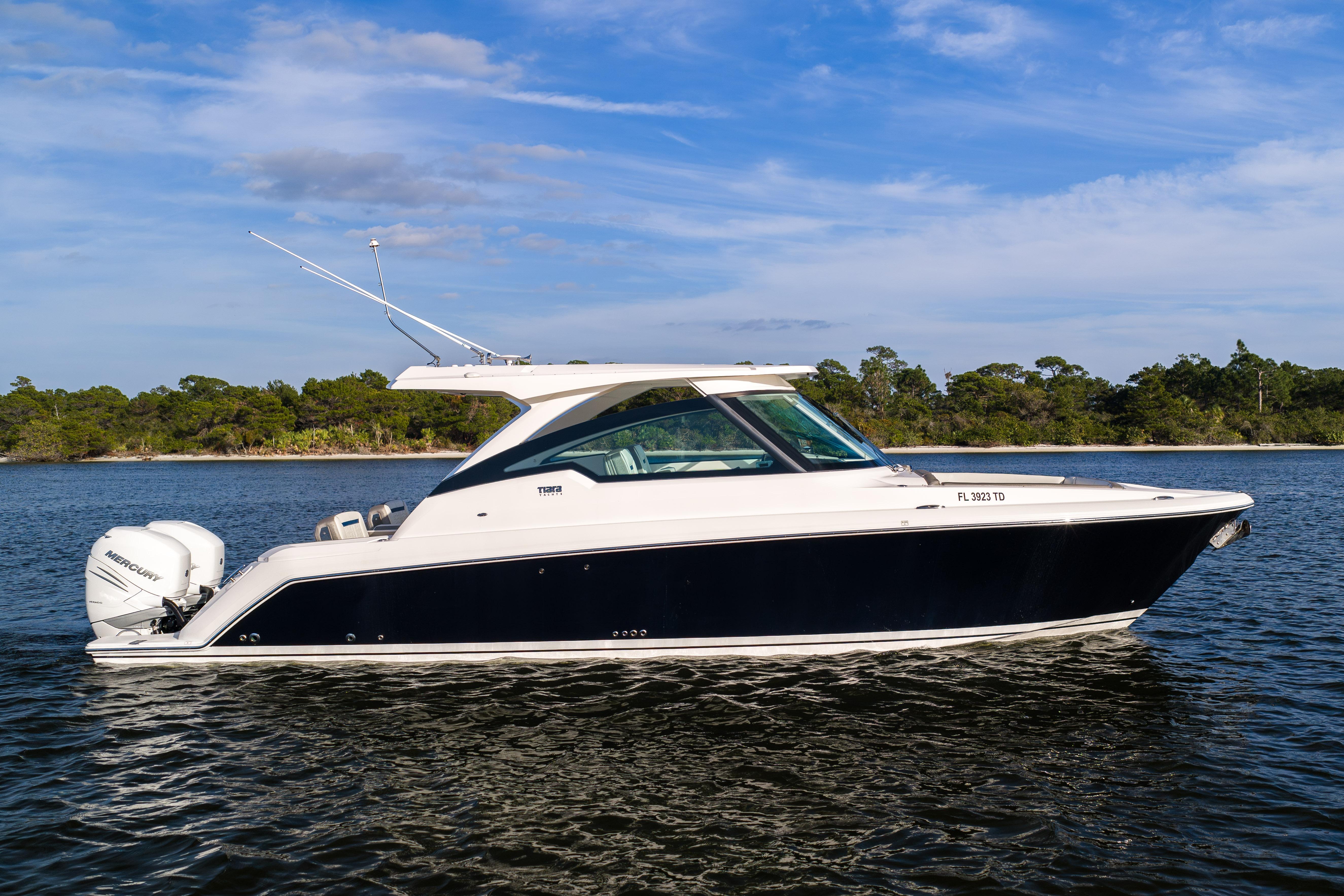 2022 TIARA YACHTS 34 LX