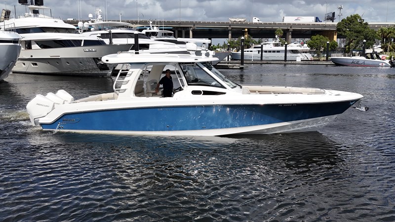 2020 BOSTON WHALER 350 Realm