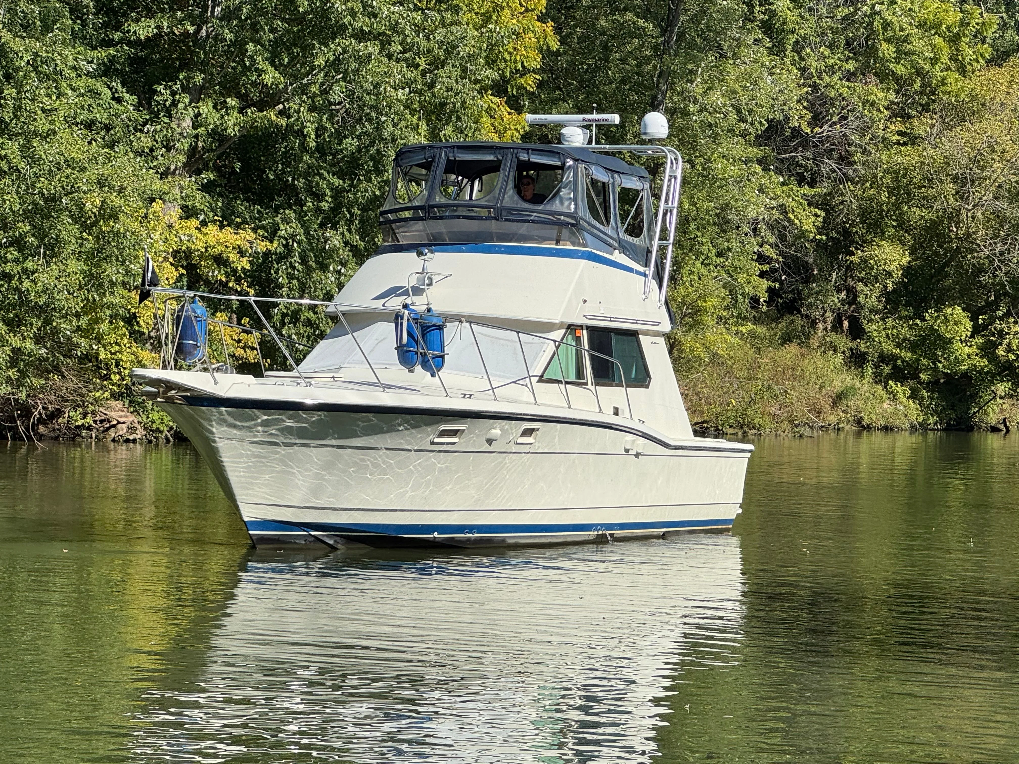 1986 Hatteras 36 Sedan yacht for sale in 