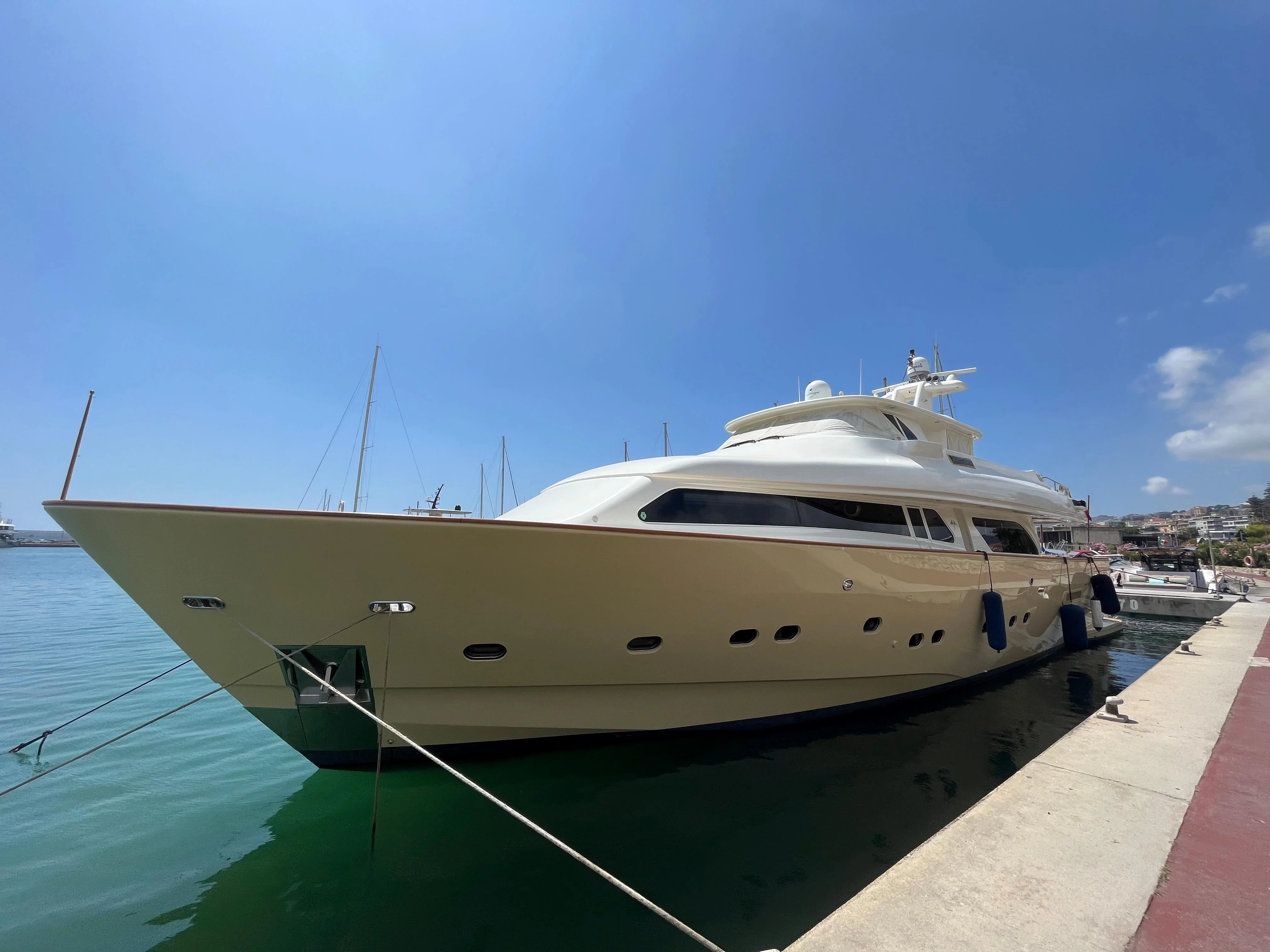 2000 Custom Line Navetta 27 m