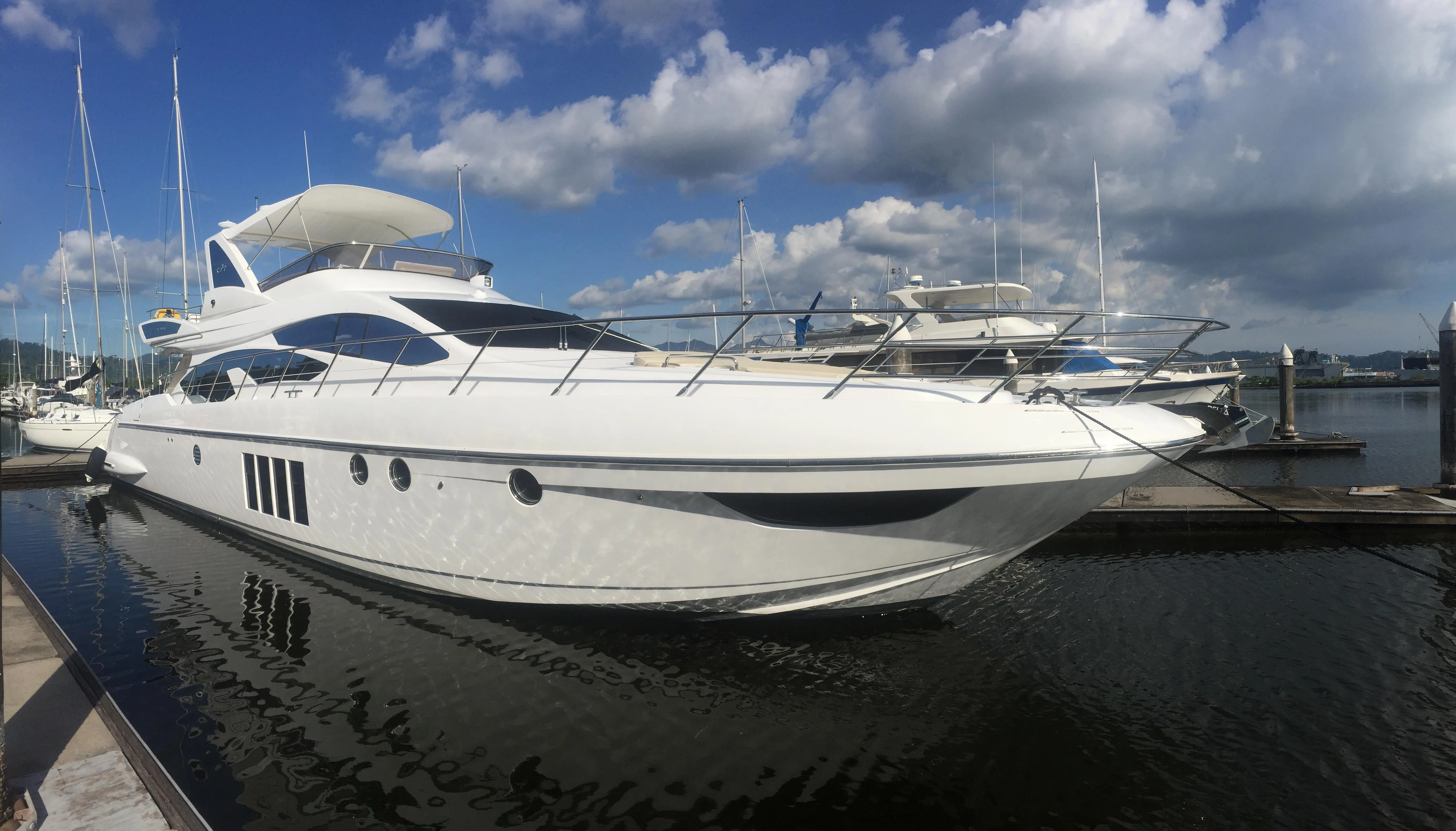 2015 Azimut 64 yacht for sale in 