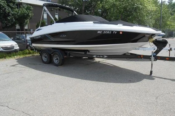 2013 Sea Ray 220 Sundeck