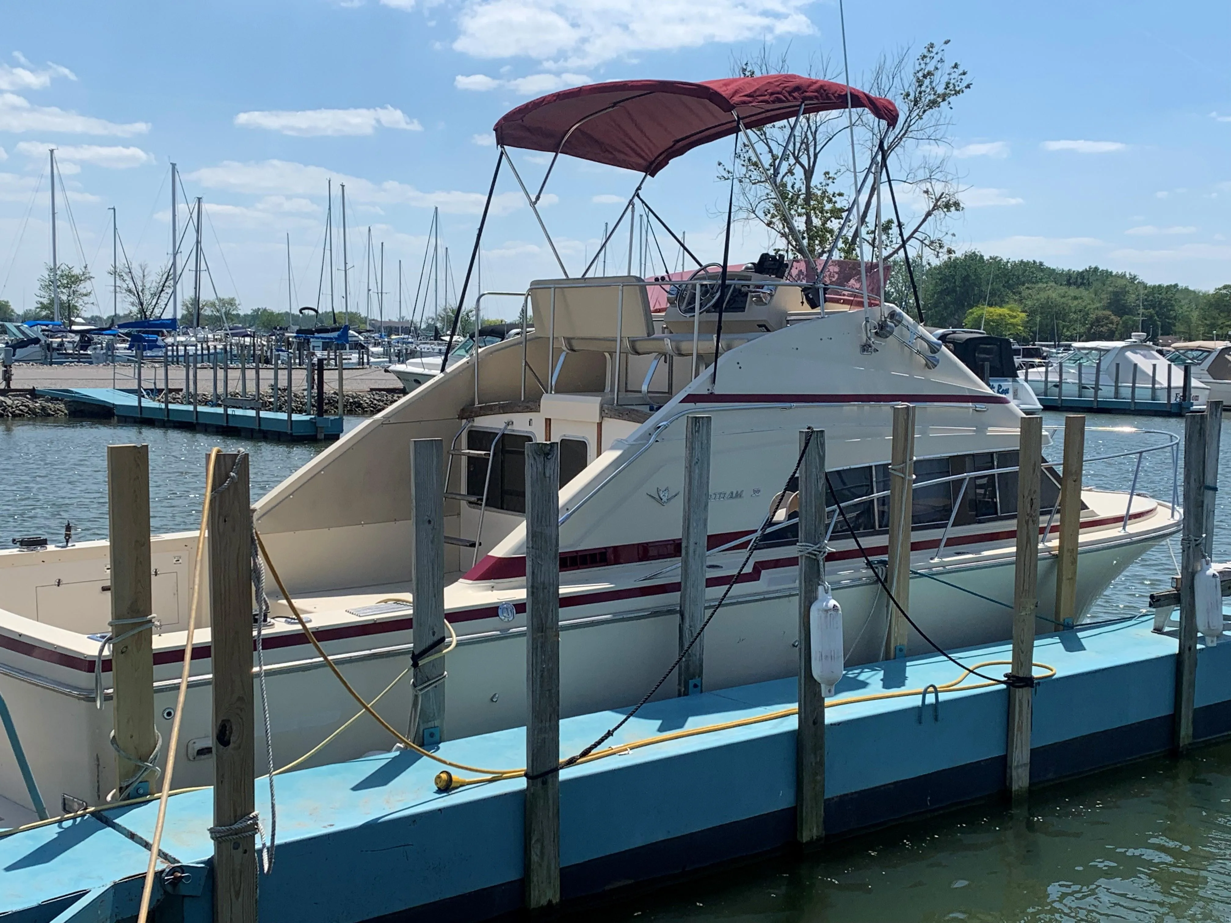 1983 Bertram 30 Flybridge Cruiser yacht for sale in 