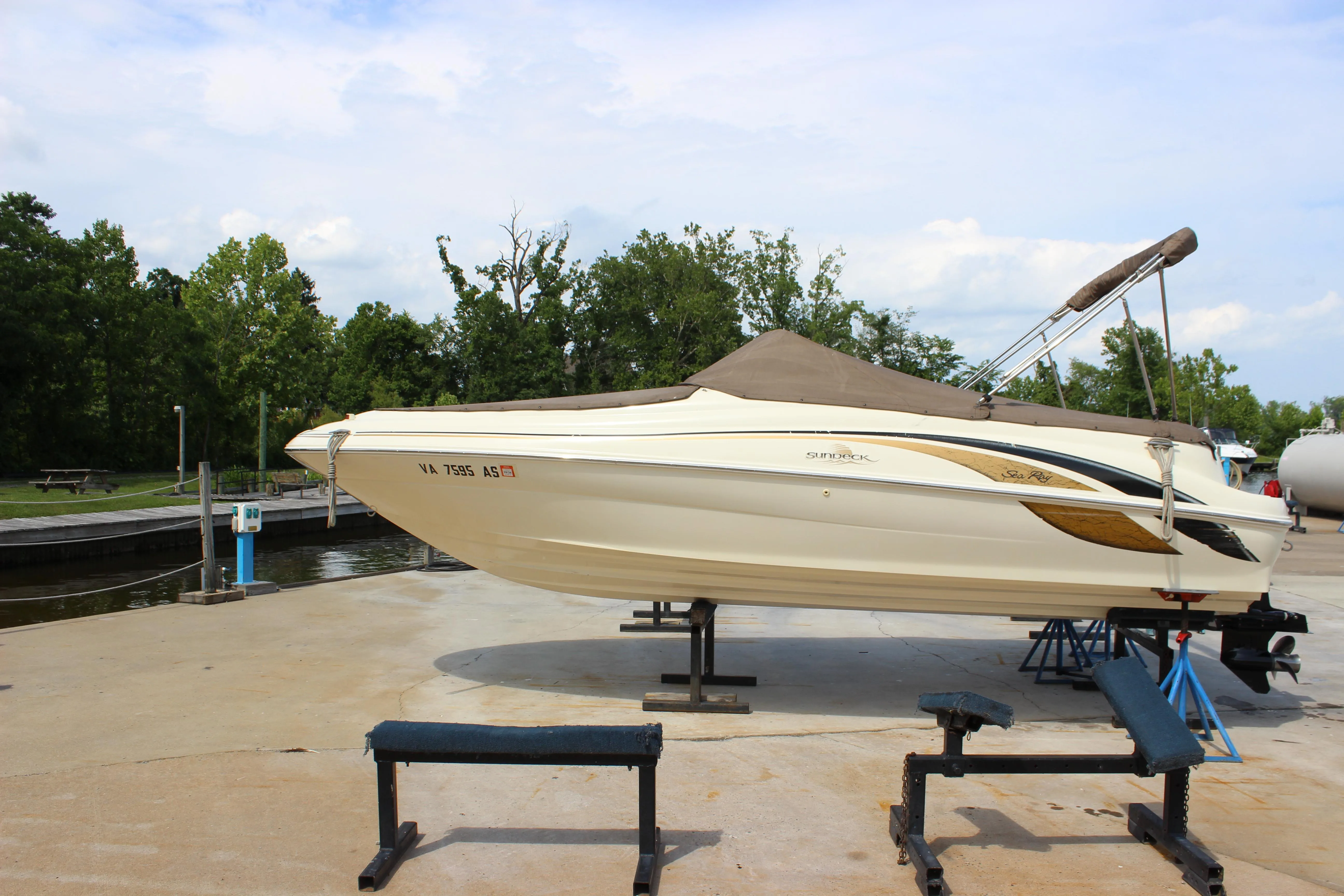 1998 Sea Ray 210 Sundeck yacht for sale in 