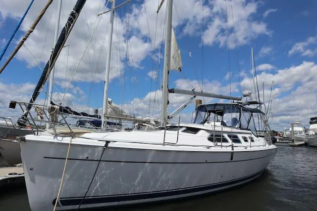 2005 Hunter 41 Deck Salon yacht for sale in 